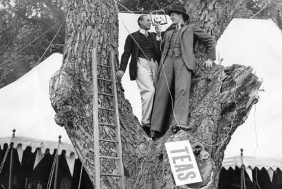 Lance Sieveking (right) with Colonel G.L. Thompson broadcasting a running commentary on the final bumping race from a tree in Rectory Meadow, Cambridge, June 1927