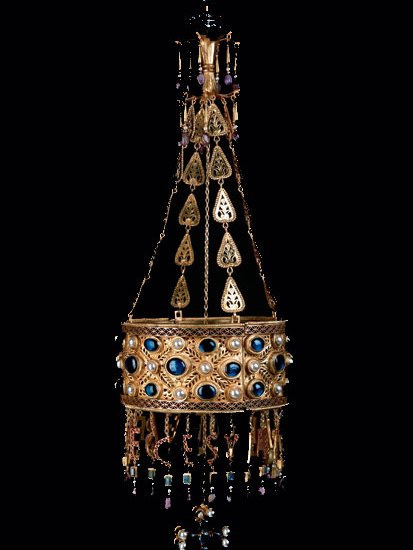 New symbols of kingship in the world of late antiquity: the votive crown of the Visigothic king Recceswinth, 653–72