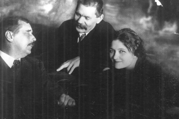 Moura Budberg with two of her lovers, H.G. Wells and Maxim Gorky