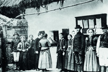 Béla Bartók recording folk songs with villagers in Hungary, 1907