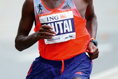 Geoffrey Mutai leads the New York City marathon in November 2013