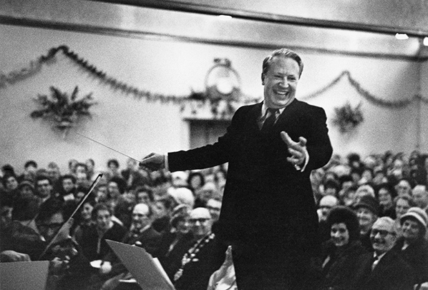 Edward Heath conducting the annual carol concert at the Grand Ballroom, Broadstairs, Kent in 1963. (Photo: Erich Auerbach/Hulton Archive/Getty)