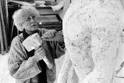 Power tool: Elisabeth Frink carving ‘Dorset Martyrs’, c.1985
