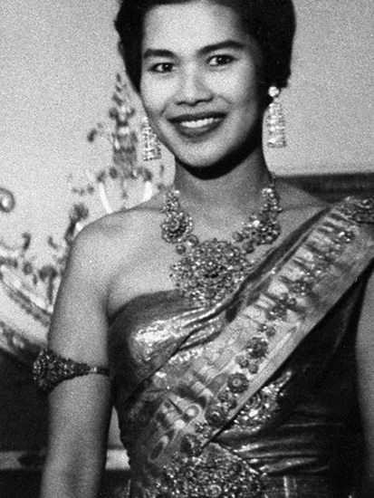 Export queen: Sirikit wears Thai silk in Paris, 1960