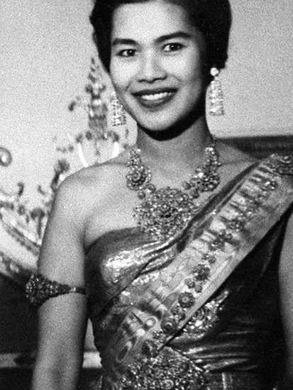 Export queen: Sirikit wears Thai silk in Paris, 1960