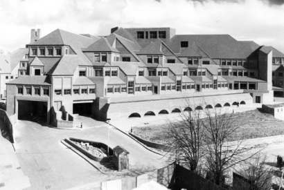 Hillingdon Civic Centre: a dozen red bungalows clumsily buggering one another