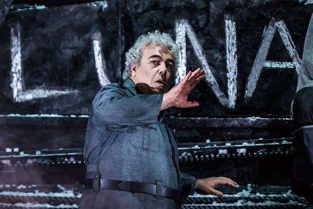 Brutality, brutalism and barbed wire: Maurizio Muraro as Ferrando in David Bösch’s ‘Il trovatore’