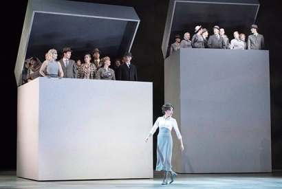 Thinking inside the box: Stéphanie d’Oustrac (Béatrice) and the chorus in ‘Béatrice et Bénédict’ at Glyndebourne