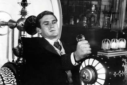 Rod Taylor works his invention in a film version of HG. Wells’s The Time Machine