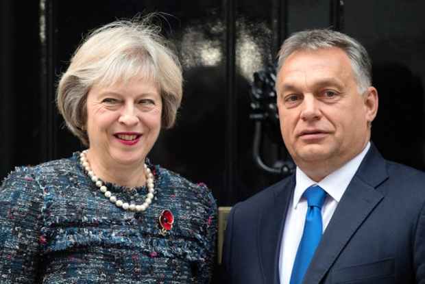 Viktor Orbán meets with Theresa May late last year (Photo: Getty)