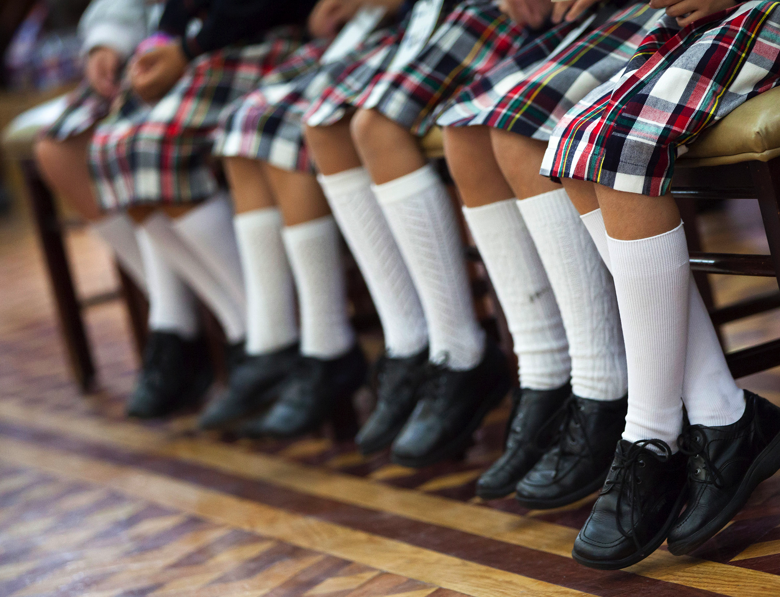 Девочка школьница сидит. Стильная школьная одежда для девочек. Британские школьницы хот. 一线白虎萝莉萌妹子萌白酱 школьная форма. Papilio kids сарафан.