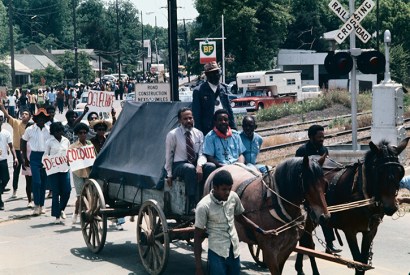 Ralph Abernathy (seated centre) and C.B. King (seated left) sit on a wagon as 300 protesters march to Atlanta. Photo: Getty/Bettmann