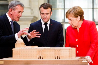 Neil MacGregor shows German Chancellor Angela Merkel and French President Emmanuel Macron a model of the new Humboldt Forum. Photo: Carsten Koall / Getty Images