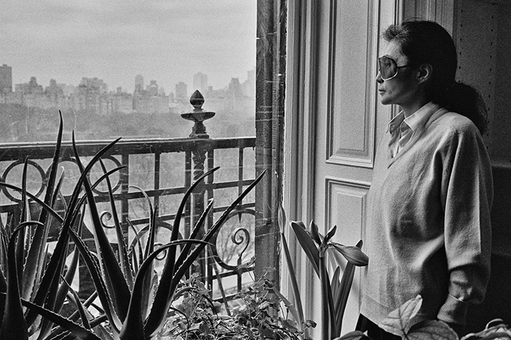 Yoko Ono in the Dakota building, on the first anniversary of John Lennon’s murder. Credit: Getty Images