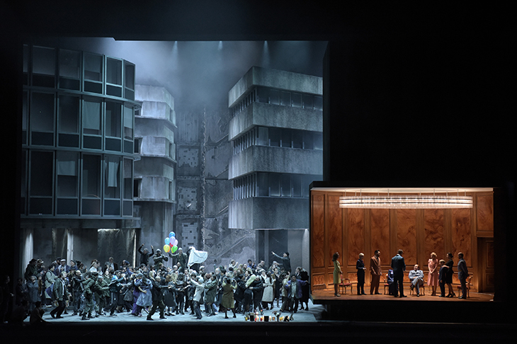 The thrilling first part of Dmitri Tcherniakov's new production of Berlioz's Les Troyens for Opéra Bastille. Photo: Vincent Pontet / Opéra National de Paris