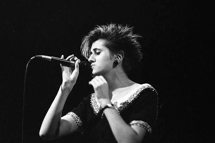 Tracey Thorn performing at the Palace, Los Angeles in 1985