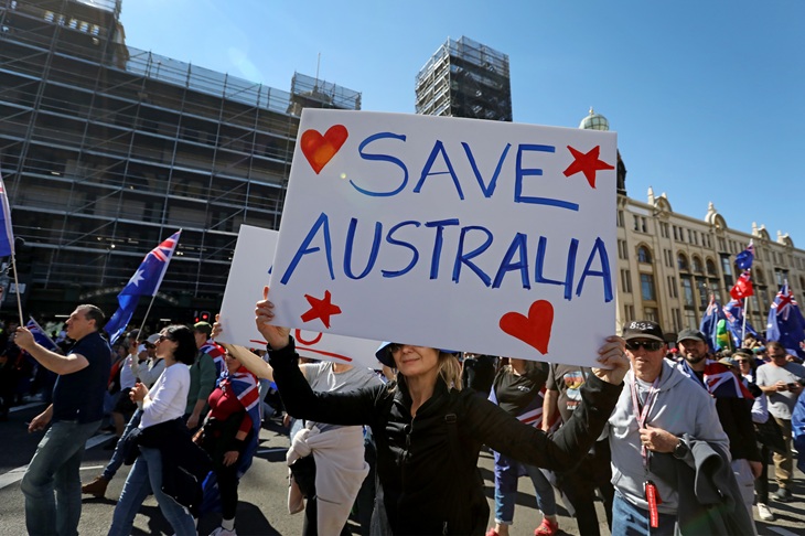 Protimigrantska zborovanja v Avstraliji zaznamovala prisotnost neonacistov in uporaba alternativnih nacionalnih simbolov